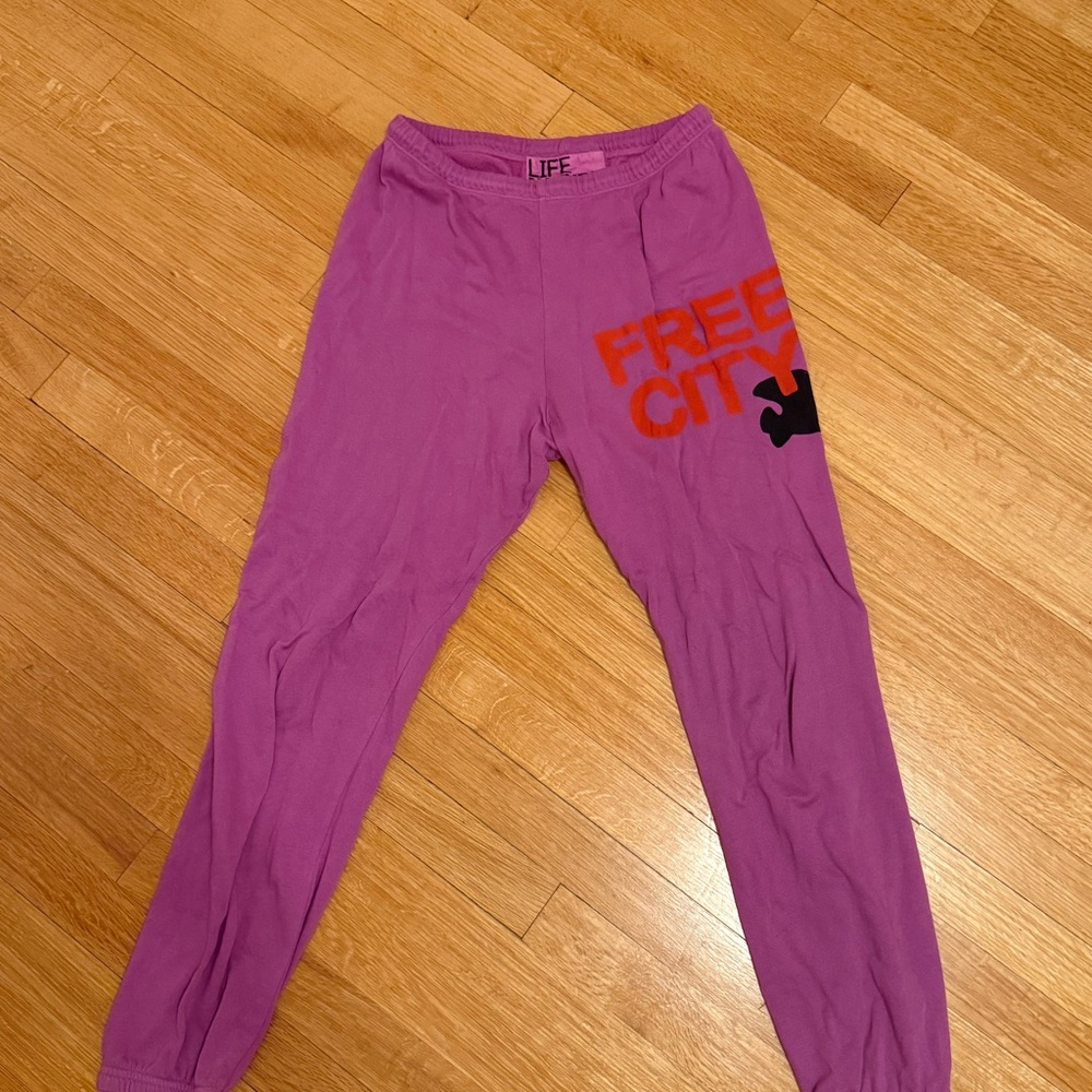FreeCity Sweatpants Raspberry - Picture 2 of 4